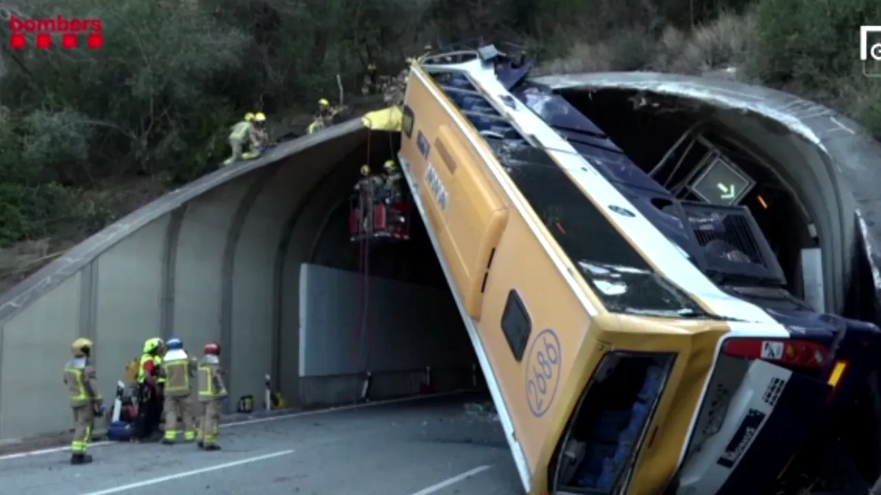 Miracol la Barcelona. Un autobuz s-a răsturnat şi a rămas blocat pe verticală, dar toţi pasagerii au scăpat teferi

