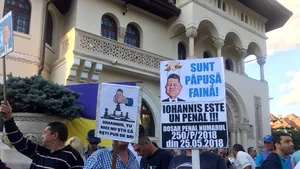 Protest la Palatul Cotroceni. Câteva sute de persoane cer demisia preşedintelui Klaus Ioahnnis / Pancartă: „Iohannis, tu nici nu ştii că eşti pus de SRI”