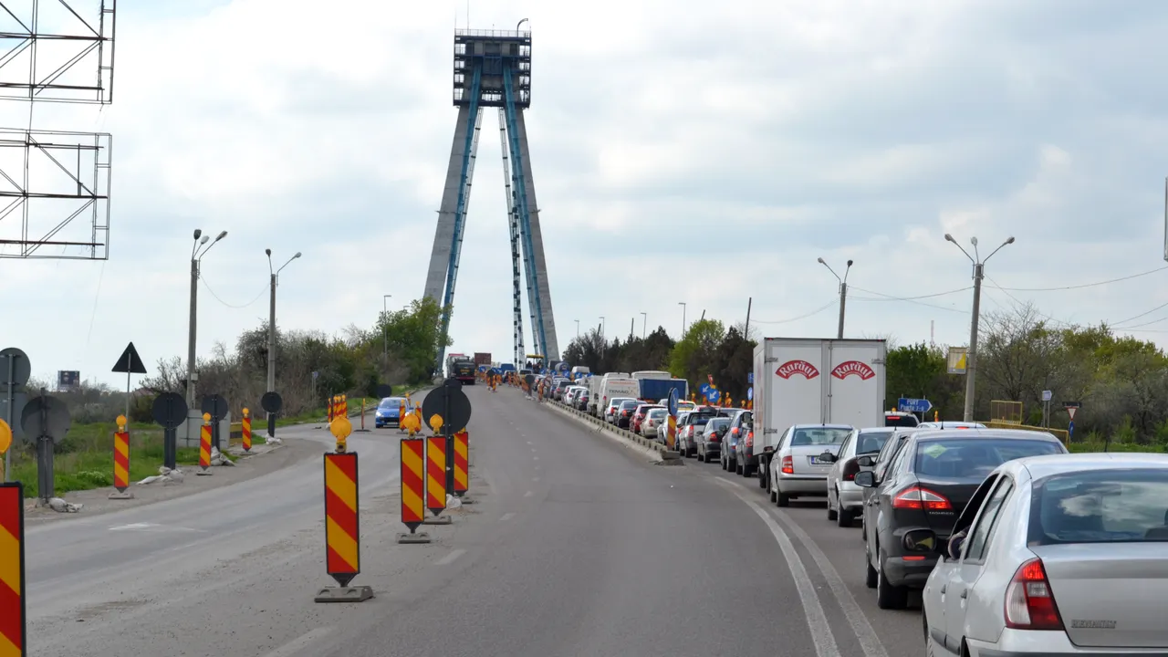 Creşte numărul de maşini de pe şoselele din zonele turistice. Traficul rutier se desfăşoară cu dificultate pe litoral şi în zonele montane