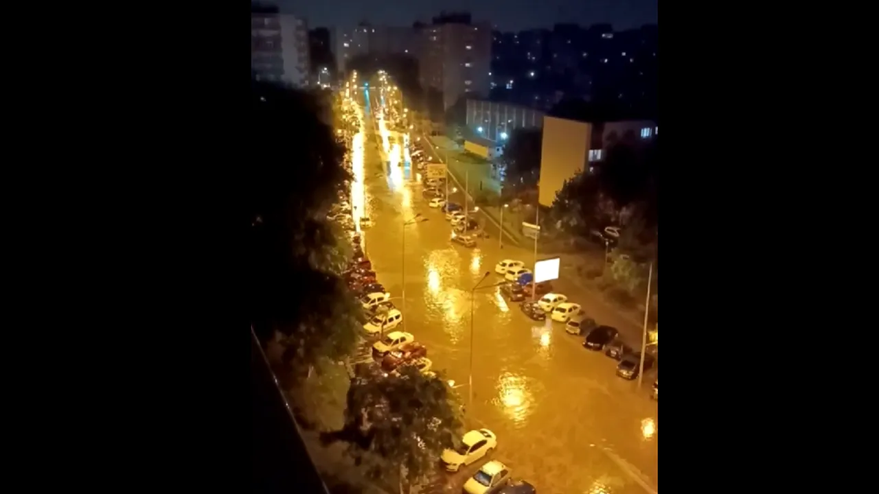 UPDATE / Potop în Bucureşti şi în mai multe regiuni din ţară. Grindină de mari dimensiuni şi vânt puternic / Avertizare meteorologică Cod roşu în Capitală / Pompierii au avut peste 400 de misiuni