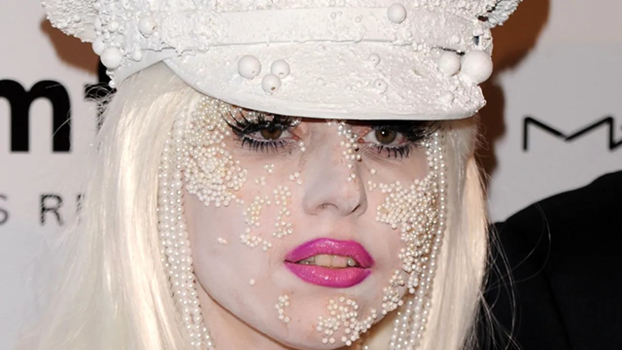 Lady Gaga a purtat sute de perle lipite pe faţă, la gala de caritate amfAR - GALERIE FOTO