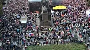 Zeci de mii de persoane protestează la Praga faţă de măsurile guvernului, UE şi NATO