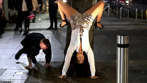 Tradiţionala noapte de beţie înainte de Crăciun. Ipostazele în care au fost surprinse englezoaicele de Mad Friday. FOTO