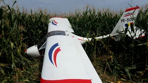 Un avion de mici dimensiuni a aterizat forţat pe un câmp din Argeş - FOTO, VIDEO