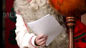 Crăciunul, sărbătorit pe aproape tot mapamondul - în nord printre nămeţi, în sud pe plajă 