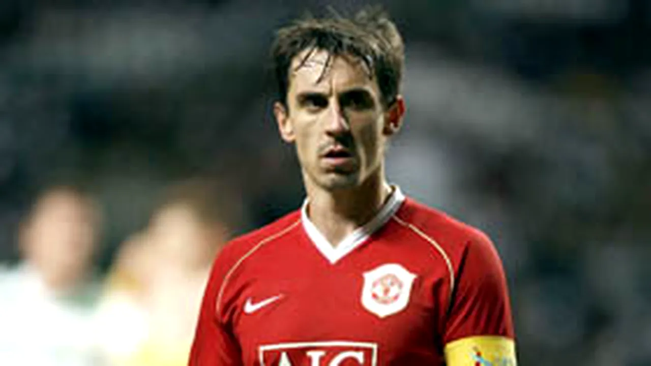 Gary Neville revine pe teren după opt luni