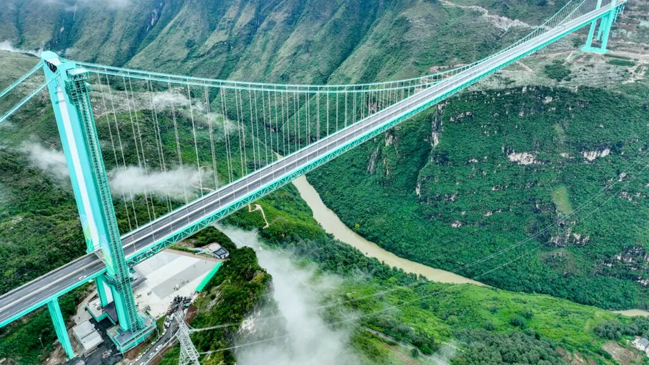 China deschide circulația pe „cel mai înalt pod din lume” la 625 de metri