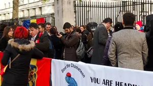 Aproximativ 300 de români şi bulgari au manifestat la reşedinţa lui Cameron împotriva discriminării - FOTO