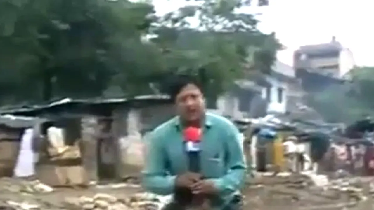 Reporter indian, aspru criticat pe internet: Jurnalistul a transmis dintr-o zonă afectată de inundaţii de pe umerii unui localnic - VIDEO