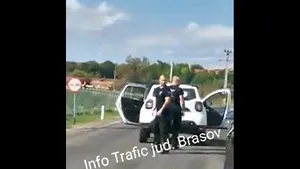 Gesturi huliganice. Agenţi de pază, filmaţi în timp ce scuipă şi lovesc maşina unui şofer