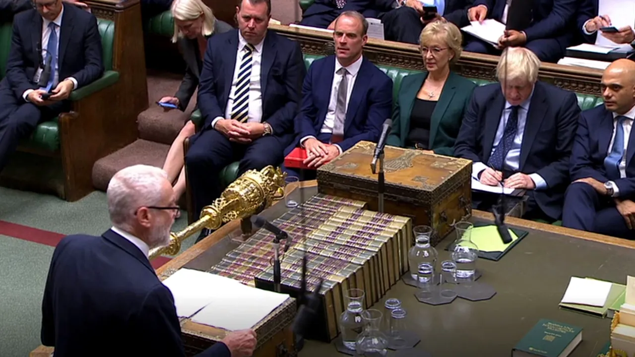Ameninţări pe ultima sută de metri. Corbyn nu va susţine alegerile dacă Johnson nu respectă legea care blochează Brexit-ul fără acord