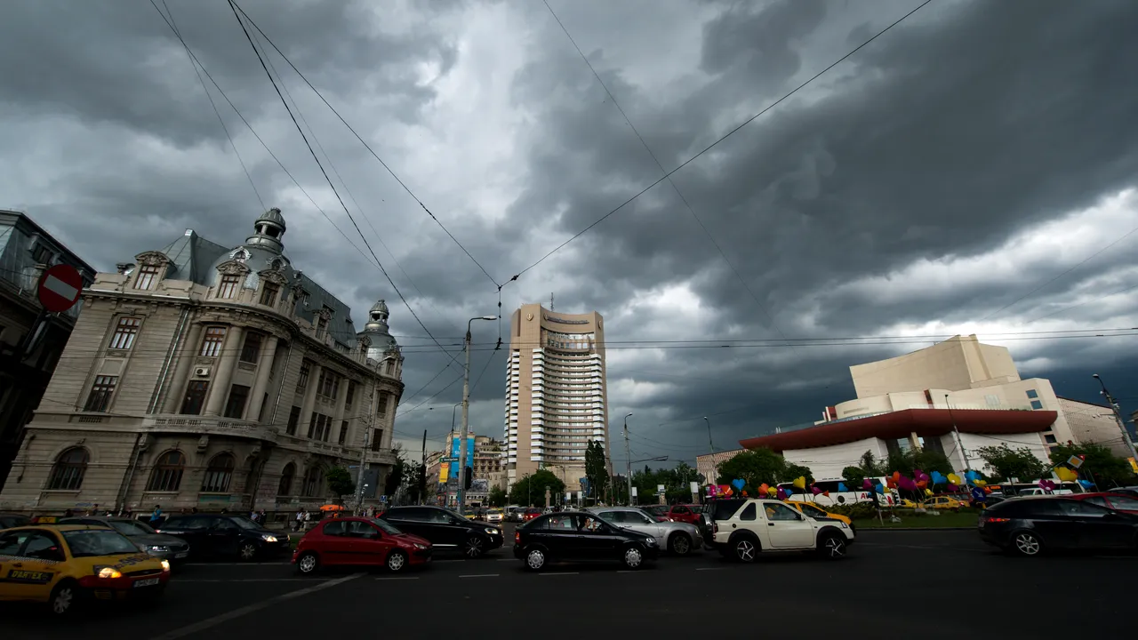 COD GALBEN de ploi şi vânt în Capitală şi alte opt judeţe. Circulaţia, blocată în mai multe zone din ţară