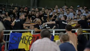 EURO 2016: 9 români reţinuţi de poliţia de la Paris, în urma unei altercaţii între dinamovişti şi stelişti. MAE: Mandate de arest preventiv prelungite pentru doi fani