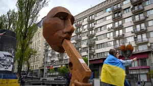 Vladimir Putin a primit o statuie în centrul Kievului. Ce simbolistică ascunde