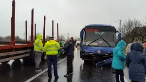 Trafic oprit pe DN7, în judeţul Hunedoara, în urma unui accident soldat cu doi răniţi grav - FOTO, VIDEO