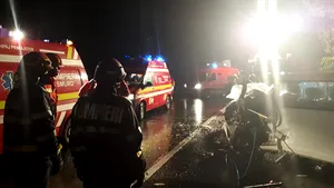 Accident teribil: Două persoane au murit, iar alte două au fost rănite grav, după ce un microbuz a depăşit într-o zonă interzisă