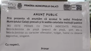 Acces interzis în Primăria din Galaţi pentru oamenii îmbrăcaţi în pantaloni scurţi şi tricou cu slogan