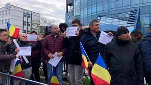 Protest în faţa CSM: Zeci de oameni au ieşit în stradă pentru susţinerea Secţiei speciale şi a Adinei Florea - FOTO, VIDEO