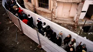 Alegătorii aşteaptă trei ore să voteze la secţia specială de la Spitalul Colţea