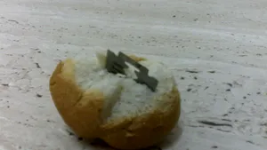 Autorităţile au suspendat livrarea de cornuri în Arad, după incidentul cu lama găsită de o elevă