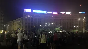 Zeci de oameni protestează în Piaţa Victoriei: „PSD, ciuma roşie”