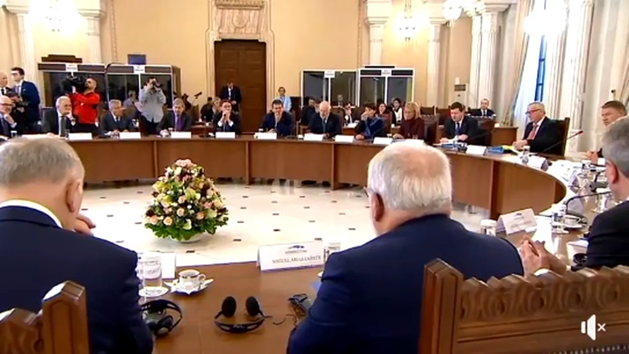 Mai mulţi comisari europeni poartă cravate lansate cu ocazia preşedinţiei române a Consiliului UE | VIDEO