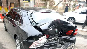 Maşina oficială a unui lider al opoziţiei sârbe, distrusă într-o coliziune cu un camion