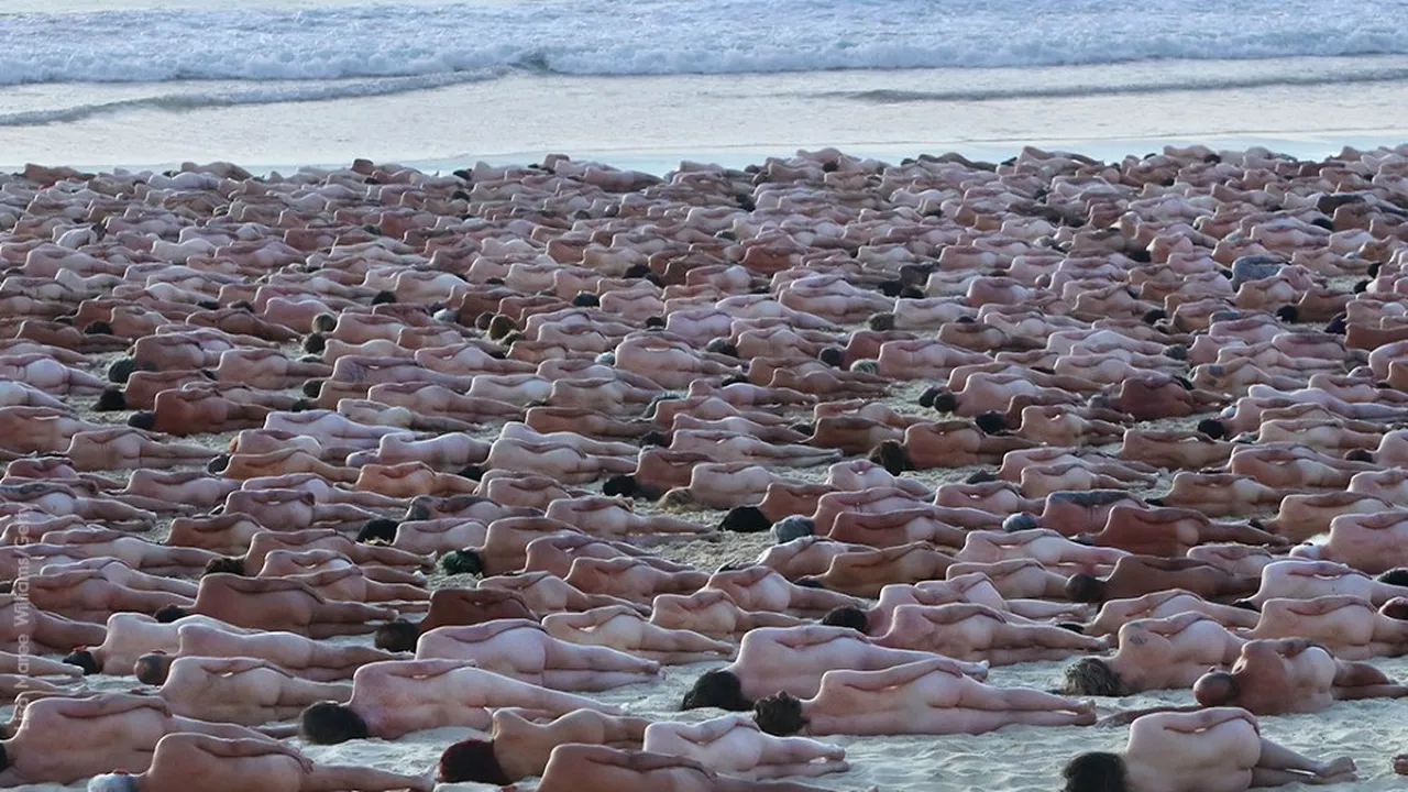FOTO Mii de bărbaţi şi femei din Australia au pozat nud pentru a atrage atenţia... asupra riscului de cancer de piele