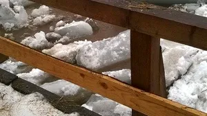 GALERIE FOTO Bucăţi mari de gheaţă pe Arieşul Mare din Munţii Apuseni. Apa s-a revărsat, afectând gospodării