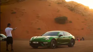VIDEO Fotografiile care prind viaţă. Imagini uluitoare cu două maşini Porsche Panamera, în deşert