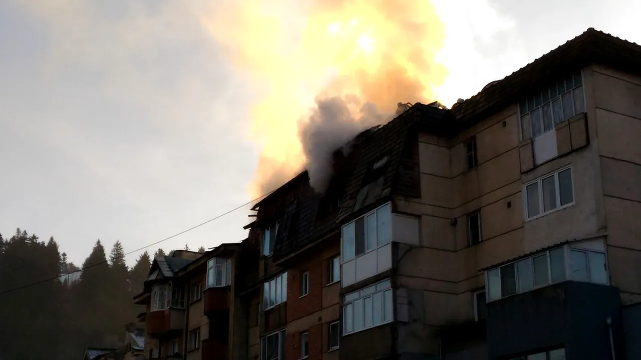 FOTO Incendiu la acoperişul unui bloc cu patru etaje din Câmpeni, 18 pompieri intervin