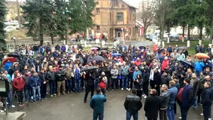 200 de mineri au protestat în curtea Complexului Energetic Hunedoara - VIDEO