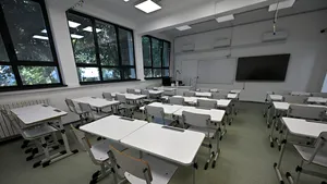 De ce elevii din România se îmbracă azi în negru. Protest național față de uniformele obligatorii: „Educația nu se repară la croitorie”
