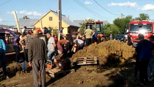 Muncitorii prinşi sub un mal de pământ în Suceava: Unul dintre bărbaţi a murit
