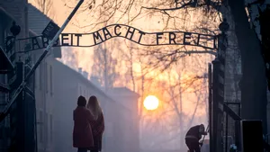 O turistă a fost arestată la Auschwitz, după o poză în faţa lagărului. Ce gest a făcut aceasta