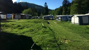 TERAPIE cu aer curat pe Valea Cerbului. Sute de familii s-au mutat deja în „Oraşul rulotelor” - GALERIE FOTO