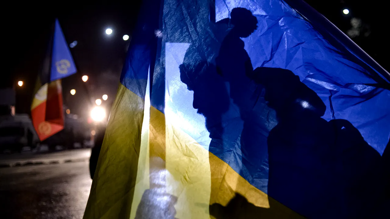 Peste 200 de persoane protestează în Piaţa Victoriei. Alţi 200 de oameni s-au strâns la Cotroceni