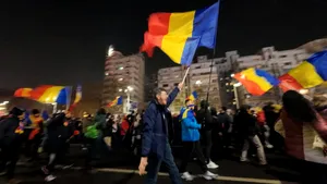 Câteva mii de persoane au ajuns la Piața Victoriei, în marș de la Piața Universității la „protestul împotriva Legii Vexler”. Manifestarea e organizată de Claudiu Târziu și susținută de AUR