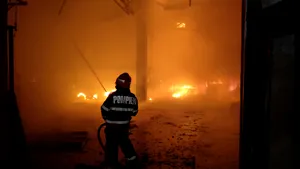 Anchetă după ce 8 case nelocuite au fost incendiate în mai puţin de o lună într-o comună din Prahova
