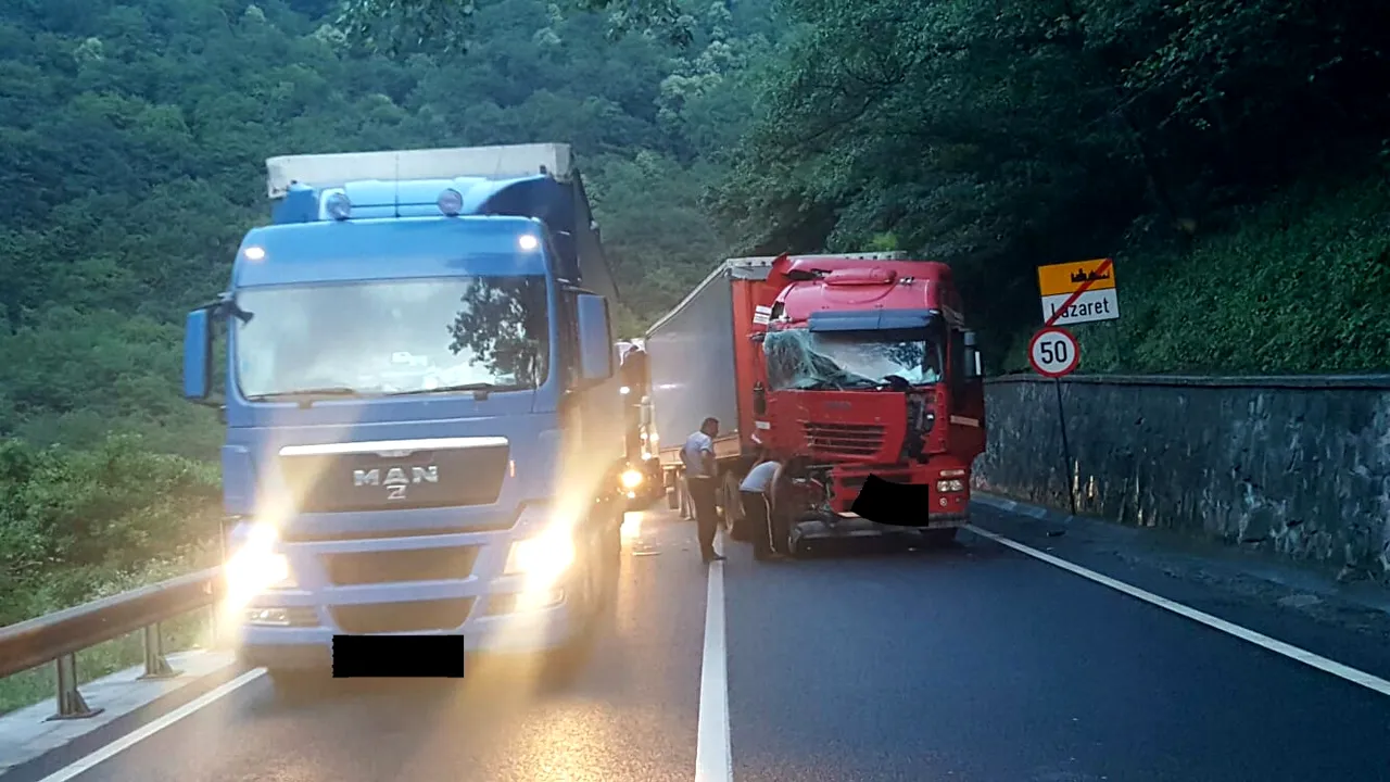 Accident GRAV între două TIRURI pe Valea Oltului. Circulaţia perturbată - FOTO