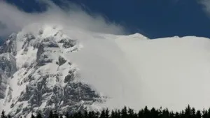 Zăpadă de câţiva centimetri la munte
