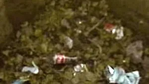 Femeie spitalizată în stare gravă după ce a căzut într-o groapă nesemnalizată