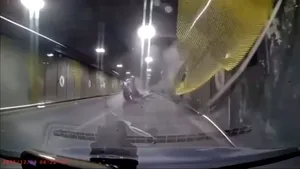 Accident grav în Pasajul Unirii. Mașină răsturnată după schimbarea benzilor la viteză mare