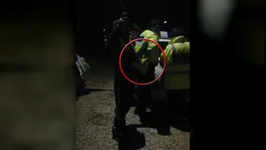 Tupeu fără limite: Un bărbat a fost filmat în timp ce fură ţigările din buzunarul unui poliţist - VIDEO