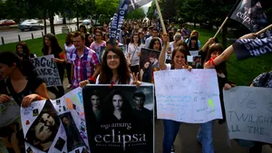 Circa 200 de tineri au mărşăluit şi au pledat pentru aducerea actorilor din seria 