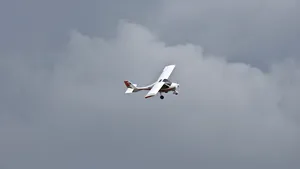 Ultimele imagini ale avionului prăbuşit în Hunedoara. Pilotul a scos mâna pe geam şi a salutat oamenii - FOTO