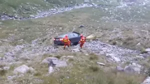 VIDEO Scenariu desprins din filmele de comedie. Au rămas fără maşină din cauza unui detaliu MINOR