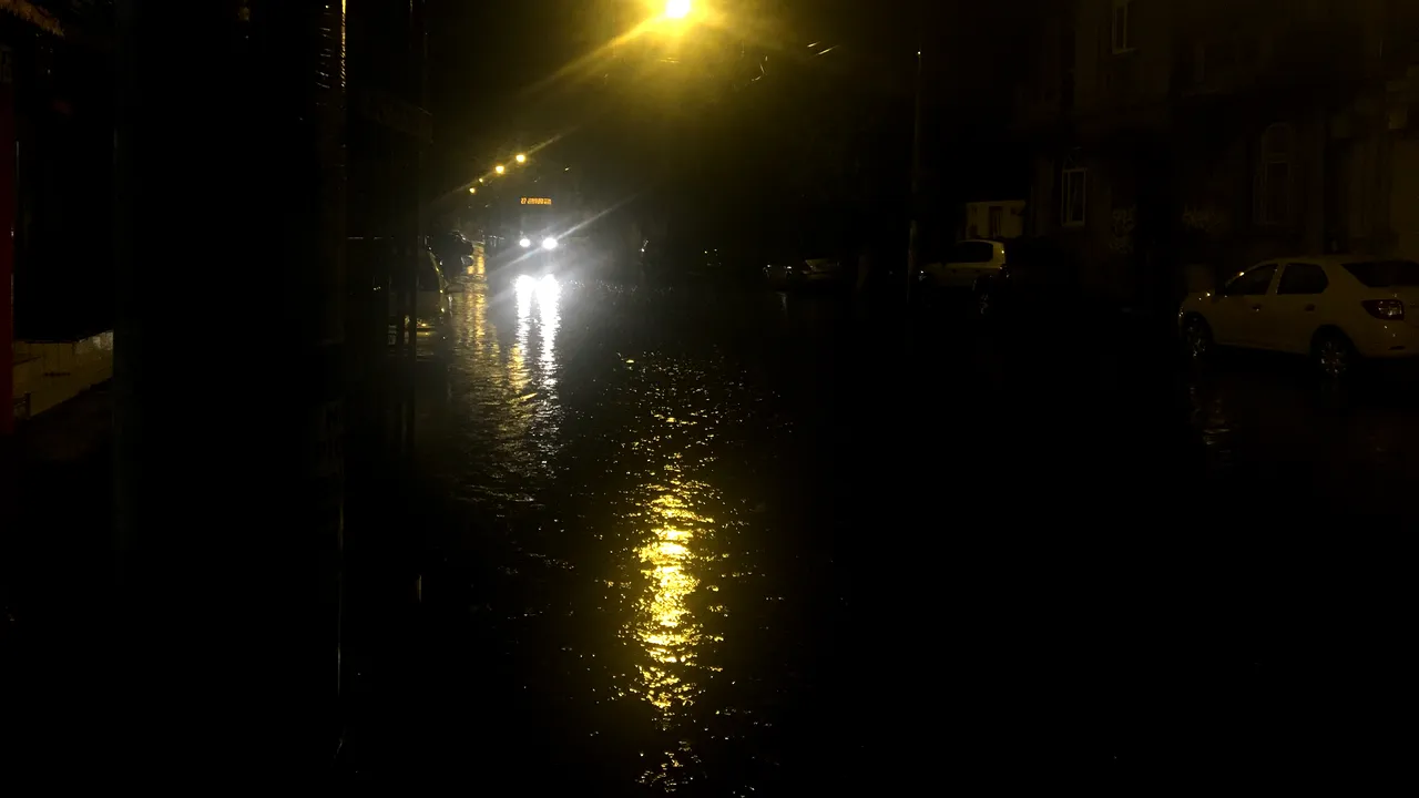 Capitala, sub cod portocaliu de vijelii. Tramvaiele 7, 23, 27 şi 47, blocate de ape în zona 11 Iunie - FOTO, VIDEO