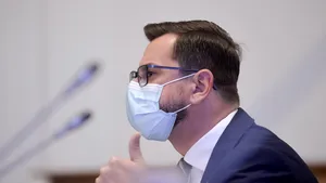 Ministrul Agriculturii acuzat de corupţie de DNA. Procurorii spun că Adrian Chesnoiu ar fi determinat o persoană din subordine să-i furnizeze unui coleg o parte din subiectele concepute pentru probele scrise la patru concursuri 