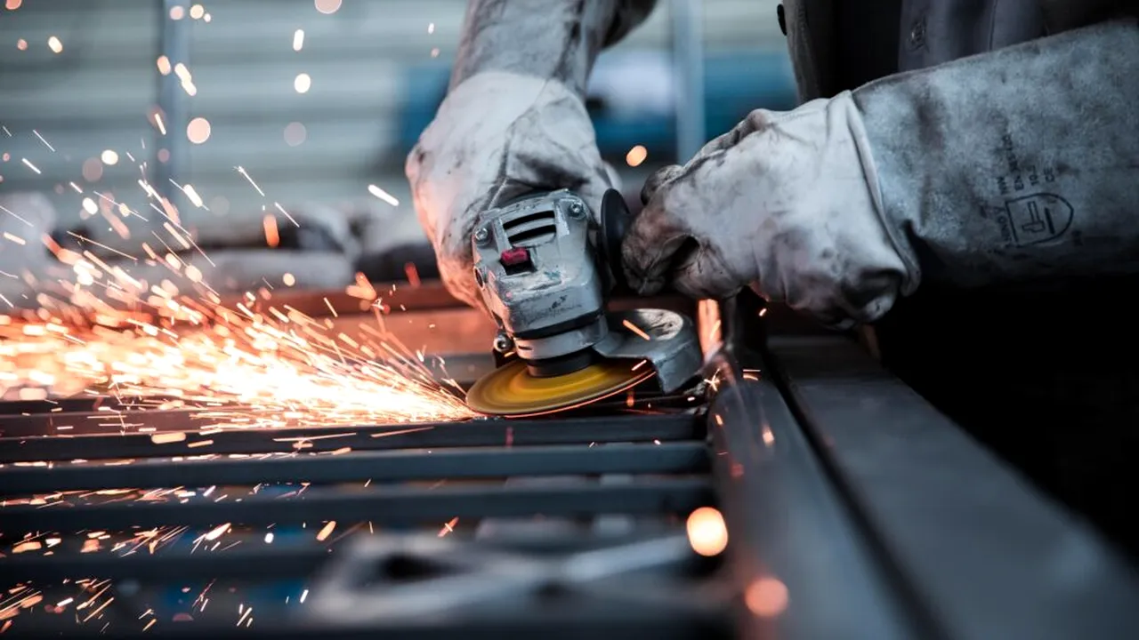 Activitatea din fabricile din China își revine, în timp ce războiul cu Iranul amenință creșterea economică